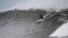 Сърфистът Джони Хоукен по време на сърфиране на вълна в близост до Белс Бийч, Виктория, Австралия.