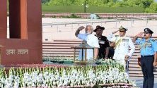 Номинираният за министър-председател Нарендра Моди отдава почит на Националния военен мемориал преди полагането на клетва като 16-ти министър-председател на Индия в Делхи.