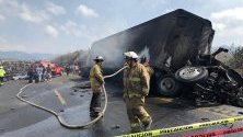 Мексикански пожарникари и членове на Гражданска защита са изпратени да потушат пожар на мястото на инцидент с автобусна катастрофа в хълмовете Малтрата, по пътя, свързващ градовете Пуебла и Веракруз, източна Мексико. Най-малко 21 души са загинали и 30 са ранени, когато автобус се сблъска с камион.