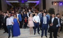 Повече от 100 абитуриенти в неравностойно положение празнуваха своя бал