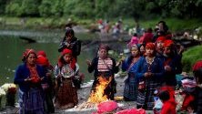 Местните жители участват в церемония за благодарност до лагуната на Чикабал, Гватемала. Преди зазоряване хиляди местни жители се изкачват по планината, за да достигнат централния кратер на Чикабал, който е ритуал за опасност от дъжд от векове.