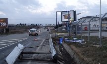 Пиян полицай събори с джипа си билборд в Пловдив