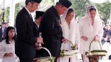 Бившият индонезийски президент Сусило Бамбанг Юдхойоно полага цветя по време на погребението на съпругата си, Кристиани Юдхойоно на гробището на Националния герой в Джакарта, Индонезия, след като тя загуби битката си с рак на кръвта.