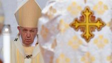 Папа Франциск празнува службата на седемте комунистически епархийски епископи, убити от комунистическия режим между 1950 и 1970 г., в областта "Campia Libertatii" в Блаж, по време на посещението си в Румъния.
