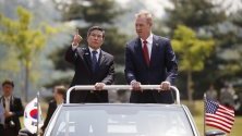 Министърът на отбраната на САЩ - Патрик Шанахан и южнокорейският министър на отбраната - Джеонг Кьонг-Ду по време на церемония по посрещането в Министерството на отбраната в Сеул, Южна Корея.
