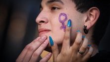 Стотици участват в поход, в Буенос Айрес, Аржентина по време на деня на &quot;Ni una menos&quot; (Не по-малко, на испански). Няколко социални организации представиха нов законопроект за обявяване на извънредно положение във връзка с насилието срещу жени, което само по себе си е убило 250 души в страната през 2018 година.