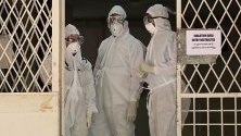 Медицински персонал пред на входа на изолираното отделение на Медицинския колеж в Кочи, Индия. Властите потвърдиха, че 23-годишен студент е заразен с вируса Нипах. Този вирус се разпространява чрез плодови прилепи и все още няма открита ваксина срещу вируса.