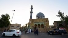 Мюсюлманите по света празнуват Айд ал-Фитр, тридневният фестивал, който отбелязва края на мюсюлманския месец пост на Рамадан.