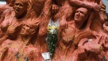 Букет цветя е поставен на Стълбът на срама, произведение, посветено на жертвите на избиването на площад Тянанмън в Пекин през 1989 г. в Хонконгския университет в Хонконг, Китай.