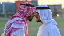 Мюсюлманите от Кувейт се поздравяват, след сутрешната молитвапо време на празненствата Айд ал-Фитр, които отбелязват края на Рамадан в Кувейт.