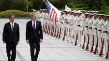 Действащият министър на отбраната на САЩ, Патрик Шанахан и японският министър на отбраната, Такеши Ивайа преди срещата си в Министерството на отбраната в Токио, Япония.