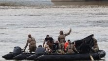 Унгарци в издирване на 18-те южнокорейци, които не са били открити в смъртоносната лодка. Туристическата лодка се сблъска с по-голям кораб и потъна на 29 май, оставяйки най-малко осем южнокорейци мъртви и още 18 други.