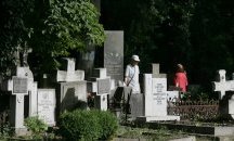 Десетки гробове бяха осквернени в Карловско