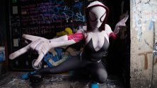 Spider Gwen позира за портрети в AC / DC Lane в Мелбърн. Най-голямото събиране на поп култура в Австралия, Oz Comic-Con, се провежда в Мелбърн на 8 и 9 юни в конгресния и изложбен център в Мелбърн.