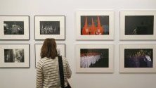 Изложбата В светлината на американския фотограф Джоел Мейеровиц, която се провежда в Мадрид, Испания. Събитието включва 98 снимки, показващи социалната, културната и политическата ситуация в Испания от 1966 до 1967 г.