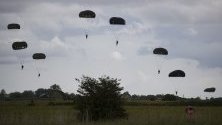 Парашутисти се спускат по време на възстановка на Втората световна война до бреговете на Нормандия в навечерието на 75-та годишнина от Деня на D, в Carentan, Франция.