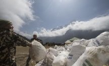 Събраха 11 тона буклуци от връх Еверест