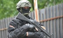Разследват руски полицай, ударил жена в корема на протест