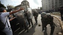 Членове на специалните сили на Карабинерос хвърлят гранатов сълзотворен газ по време на протест, организиран от Асоциацията на учителите и учениците от средното образование срещу Закона за „Безопасна класна стая“ и заради промяната на учебната програма през третата и четвъртата учебна година в Сантяго, Чили. 