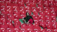 Привърженик на Турция преди УЕФА ЕВРО 2020, квалификационен футболен мач между Турция и Франция в Коня, Турция. 