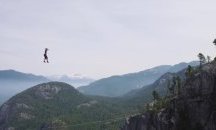 Търсачи на силни усещания прекосиха дълбока пропаст по въже