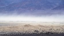 Пясъчни дюни на Мескит се виждат от Мозаечния каньон в Долината на смъртта, Калифорния, САЩ. 