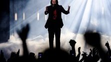 Актьорът Киану Рийвс се появи изненадващо на премиерата на Microsoft Xbox 2019. Той представи новата игра франчайз Cyberpunk 2077 по време на Microsoft Xbox 2019 Briefing в Microsoft Theatre в Лос Анджелис, Калифорния, САЩ.