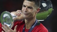 Кристиано Роналдо празнува с трофея, връчен му след като спечели финалния мач на Лигата на УЕФА в мача между Португалия и Холандия на стадион Драгао, Порто, Португалия. 