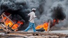 Демонстрантите обикалят улиците в Порт-о-Пренс, Хаити. Столицата на Хаити беше почти парализирана, след като опозицията призова протестантите да поискат оставката на президента Jovenel Moise поради твърдения за корупция. 