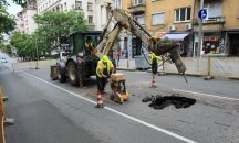 Дупка зейна на столичния „Раковски” заради теч
