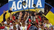 Играчите на Атлетико Юниор празнуват победата си след приключването на финалната среща на Лига Агила - Апертура между Депортиво Пасто и Атлетико Юниор в Богота, Колумбия.