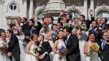 Шестнадесет двойки младоженци се венчаха в групова сватбена церемония, наречена Сватбите на св. Свети Антоний в Лисабонската катедрала в Португалия. 