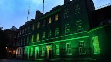 Даунинг Стрийт е осветена в  зелено, за да почете загиналите в пожарната трагедия на Гренфел Тауър в Лондон, Великобритания. Двадесет души са загубили живота си преди две години на 14 юни 2017 г.