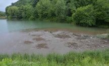 Водите на язовира край Омуртаг са с жълтозелен цвят