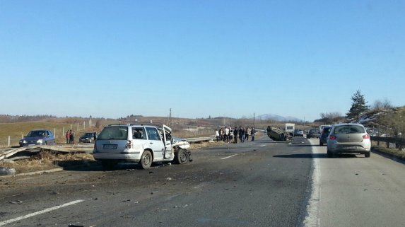 Две жертви при катастрофата с патрулка на АМ "Хемус", един от пострадалите полицаи е с опасност за живота