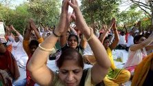 Индийци практикуват йога в парка сутрин в подготовка за Световния ден на йога в Бхопал, Индия. Международният ден на йога ще се провежда на 21 юни. 
