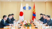 Японският външен министър Таро Коно с монголския си колега Дамдингин Цогтабаар по време на срещата им в Улан Батор, Монголия. Японският външен министър е на тридневно посещение в Монголия.