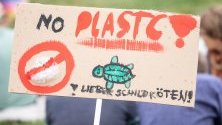 Табела No Plastic, turtles instead по време на  протестиращ пикник, организиран от Световния фонд за природата (WWF) Германия в парк Темпелхоф в Берлин, Германия. Целта е да се намали използването  на пластмаса в ежедневието и да се рециклира повече.