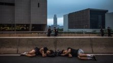 Протестиращи спят на пътя, тъй като продължават митинг с , който настояват за пълно оттегляне на законопроекта за екстрадиция в Хонг Конг, Китай. 