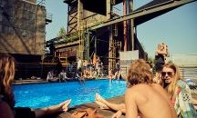 Бивша мина в Германия привлича туристи с басейн, кино и много коктейли