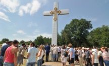 Осветиха 15-метров кръст, издигнат до параклиса „Свети Дух“ край с. Горски извор