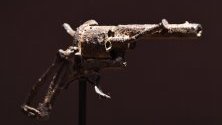 Револверът, който художникът Винсент ван Гог е използвал за самоубийство си, е представен на пресата в аукционният център Drout, Париж, Франция.