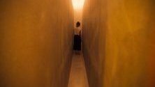 Посетител стои между панелите на произведението &quot;Коридор за изпълнение&quot; (1969) на американския художник Брус Науман, изложен в музея на Пикасо, в Малага, Испания. 