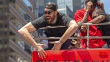 Марк Гасол празнува на борда на открит автобус по време на победният парад в центъра на Торонто, Канада. Шампионът на НБА за 2019 г. Торонто Раптърс побеждава войните на Голдън Стейт.