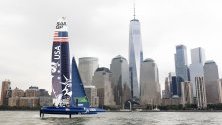 Американска лодка с прякор &quot;Lady Liberty&quot; тества водите в  пристанището в Ню Йорк по време на предварителен оглед на New York SailGP Race.