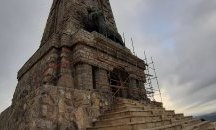 Започна ремонт на статуята на лъв на връх Шипка