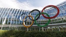 Гледка към олимпийските символи пред новото седалище на Международния олимпийски комитет (МОК) в Лозана, Швейцария.