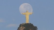 Прочутата статуя на Иисус Христос, наречена Христос Спасителя на хълма Корковадо в Рио де Жанейро, Бразилия.