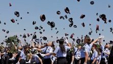 Полицаи от регионалната полиция на Каталуния Mossos d`Esquadra хвърлят шапките си след церемония по дипломирането им в Молле дел Валес, Барселона, Североизточна Испания