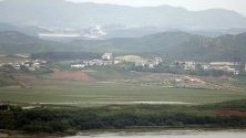 Севернокорейското село Гепунг-Гун, видяно от наблюдателната площадка Одусан край демилитаризираната зона на границата между Южна и Северна Корея.